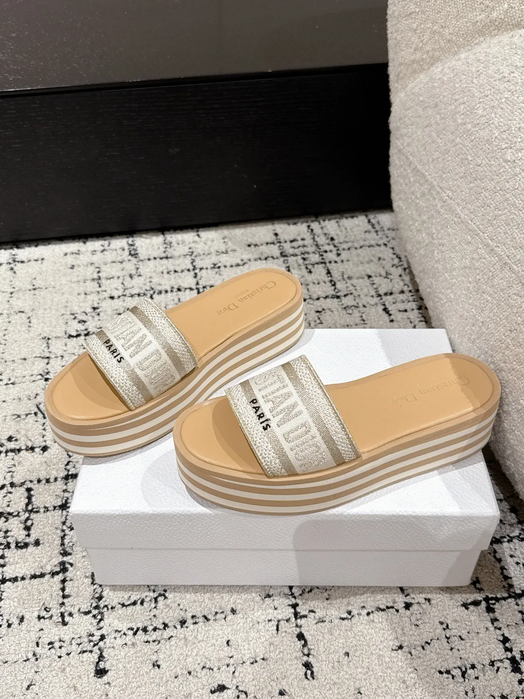 💕💕Factory direct selling price p440💕💕 DIOR Dior Dway fabric embroidered logo open toe 7cm thick sole one-word strap slippers CD letter logo three-dimensional embroidery thick bottom round toe open toe slippers The original development of the top version on the market, soft and delicate foot feel, extremely comfortable.  ✔️Upper: imported electro-embroidered cotton technical fabric ✔️Inner lining: water-dyed cowhide foot pad lining ✔️Outsole: original combination outsole ✔️Sole thickness: 7cm ✔️Size: #35-41 (40.41. Customized, non-refundable and non-exchangeable)